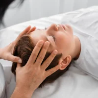 kobieta-osteopata-leczaca-chlopca-w-szpitalu